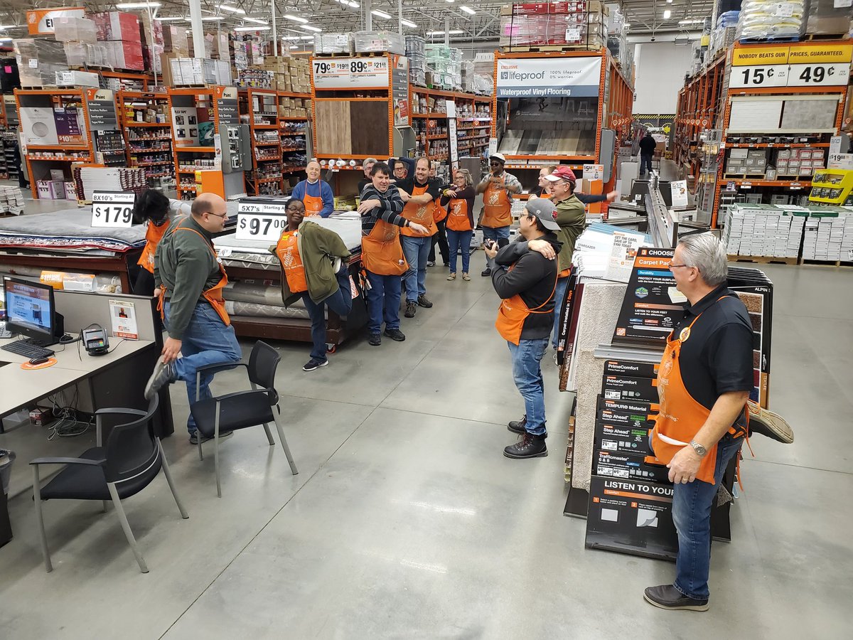 RaymondDailey89's tweet photo. Infocus captain Bill leading the team in a morning stretch to ensure we are ready for a great Monday! #weare3202 #safetyselfienp @MattWorkmanTHD @KellyConnors7 @GarganoTom https://t.co/8iCUQFeSrv