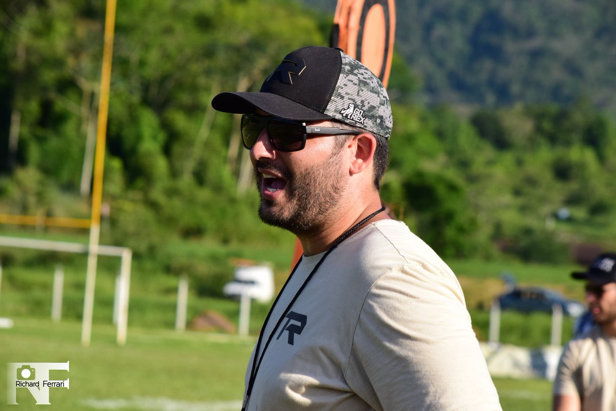 coachlener's tweet photo. #onfieldaction 
O q esperar de uma foto minha?
Óculos escuros ✅
Boné ✅
Apito ✅
Camisa do Rex ✅
Eu gritando alguma coisa ✅
Barba ✅ https://t.co/IJEjRKeCIR