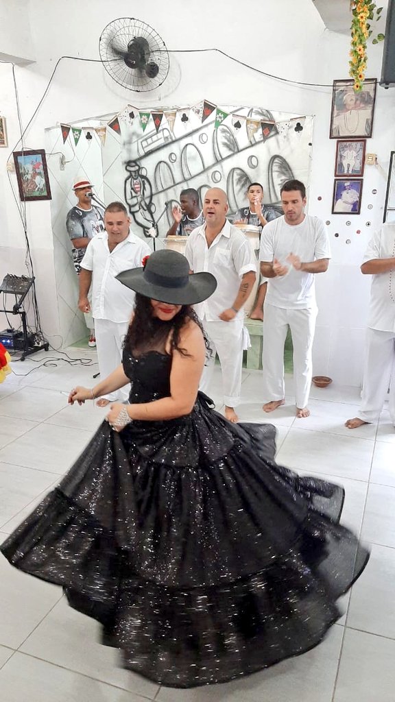DeOrixas's tweet photo. Quando ela chega,bate com o pé e se orgulha de ser mulher,todos querem saber aonde é sua morada,morada de Dama da Noite é sereno da madrugada🎶🌹👑🔥🍷😍 https://t.co/FbrxKENBYF