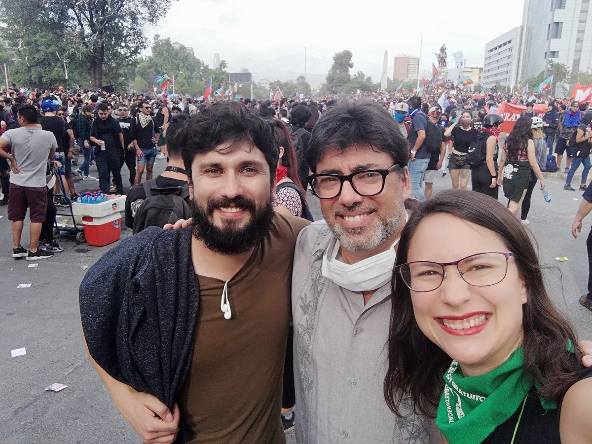 A un mes del despertar de Chile nos encontramos una vez más en la #PlazaDeLaDignidad. La lucha continúa y el pueblo se moviliza por una real #AsambleaConstituyente!! Junto a <a href="/danieljadue/">Daniel Jadue</a> y <a href="/juan_urra/">Juan Ignacio Urra Dinamarca</a> 💪🏽