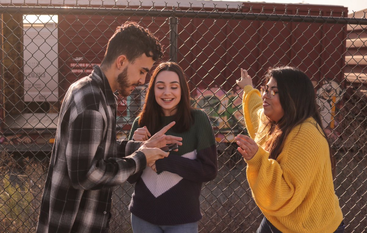 MediaLitNow's tweet photo. Hey #highschoolteachers, would you like to play a key role in developing a cutting-edge sexual health education curriculum for teens while also receiving resources for your classroom?#medialiteracy #mediaaware https://t.co/NOREoBuy4q https://t.co/YN8Qn406s9