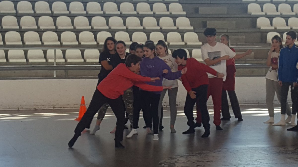 MerceRomR's tweet photo. Avui ha començat de nou el projecte #FiveDaysToDance al @insjaumemimo . En cada projecte renovo el meu compromís amb la força de la dansa i la capacitat transformadora per despertar l'esperit del nostre alumnat. Gràcies DeLoopers per fer-ho possible @educaciocat @InfoCerdanyola https://t.co/UN4BXQbXB5
