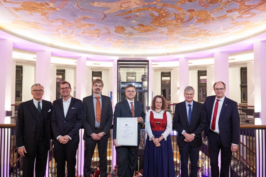 >  Microsoft scientist accepts Hamburg Prize for Theoretical Physics for quantum contributions dlvr.it/RJYgPJ