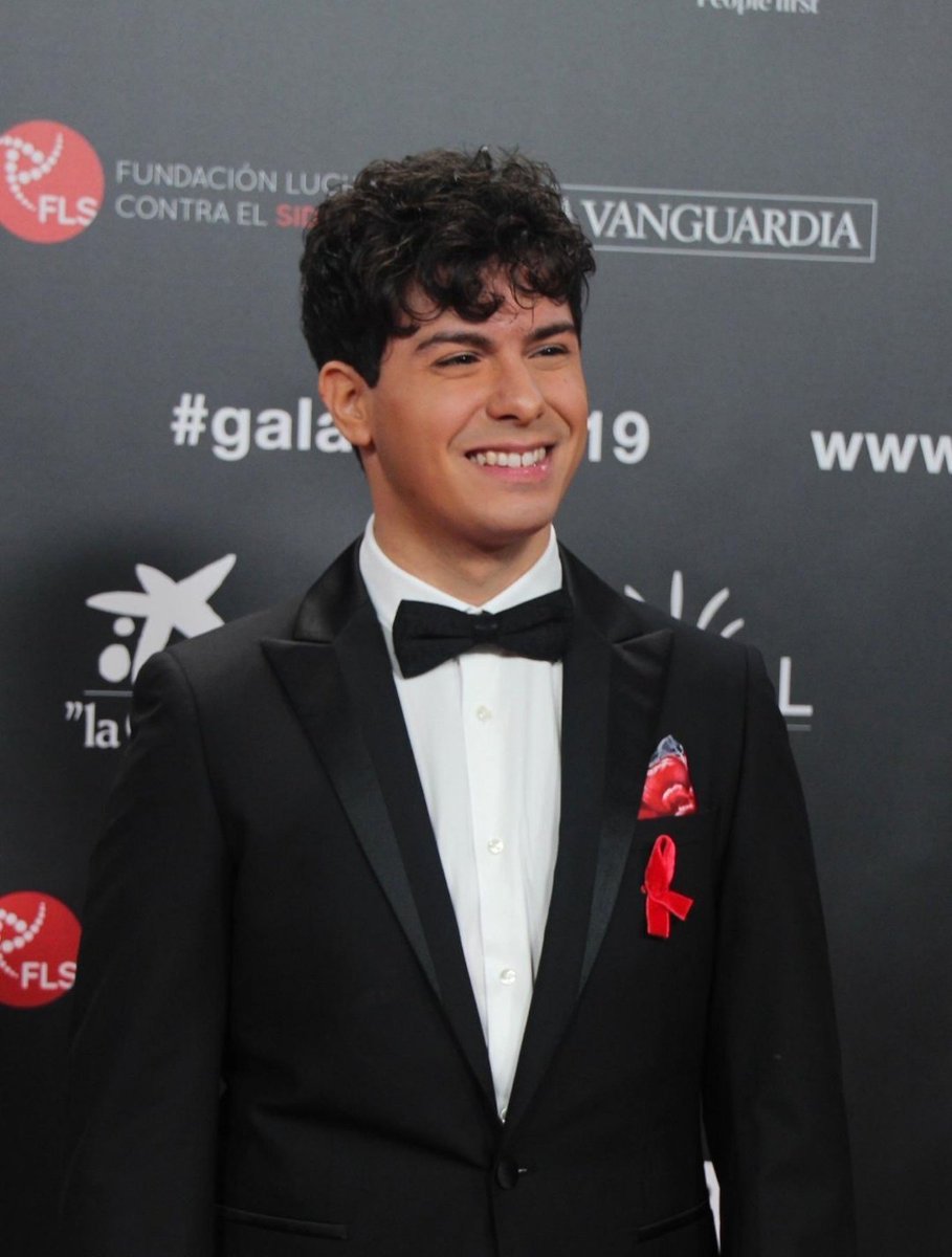 Damat_Tween_es's tweet photo. @alfredgarcia elige este esmoquin en punta de flecha de la colección #TweenFW19 en su actuación de apoyo en la #GalaSida2019 de @PeopleInRedGala
#AlfredGarcia #PeopleInRed #Sida #MenInTween #VIH #GalaSida https://t.co/KjQKs1qtrx