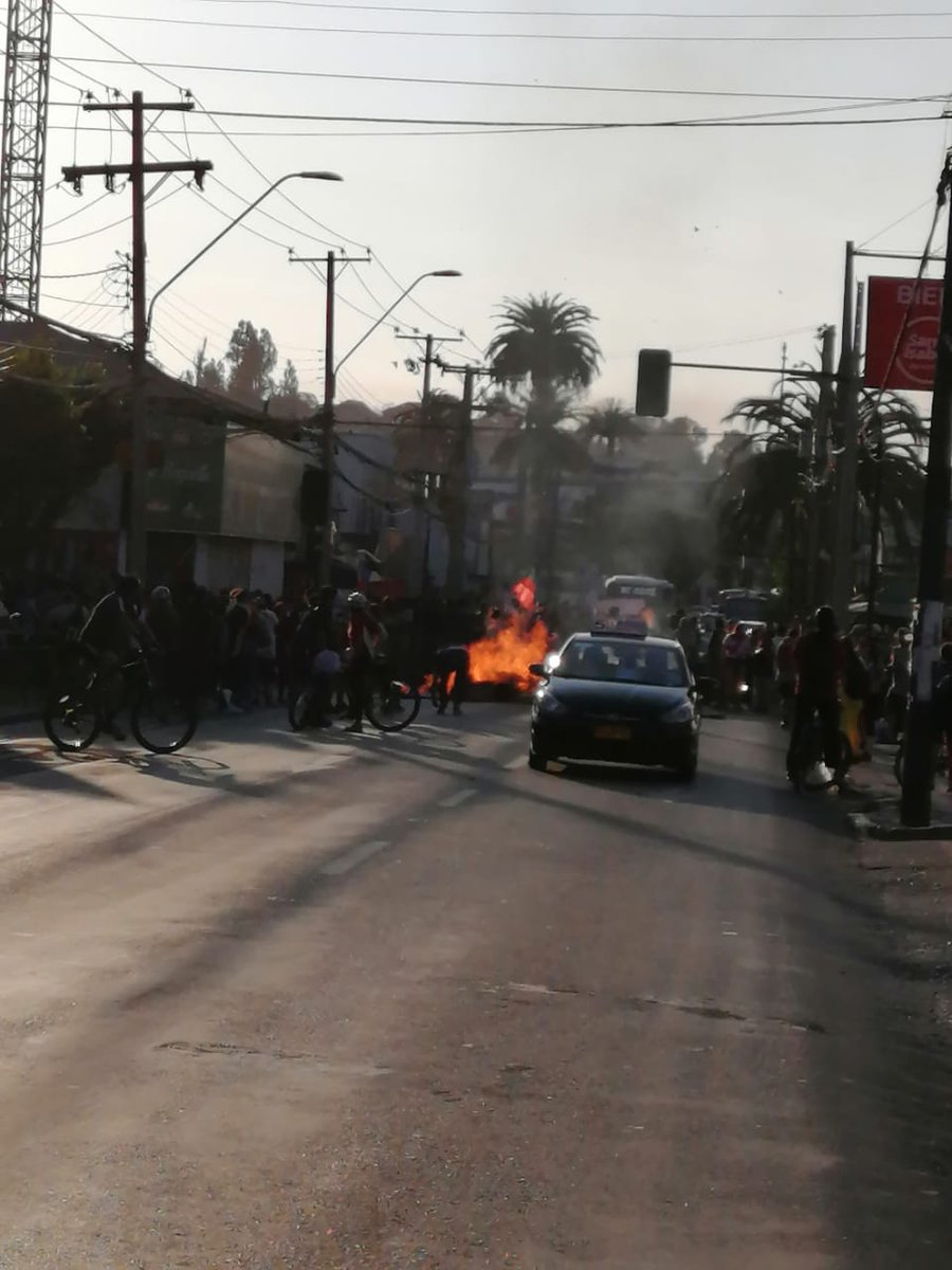 javiera_marina's tweet photo. Barricadas centro Quilpue av. Los carreras cortado  @Alerta_V_Costa @biobiolaradio @AlertaNoticiasV @sitiodelsuceso https://t.co/bRKknisfaE