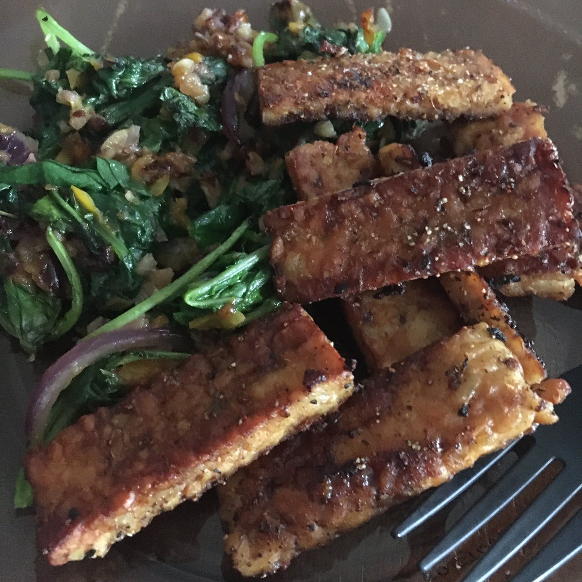 WorldsRemedy's tweet photo. Sautéed spinach, kale, red onions yellow peppers and garlic + 5 - Grain tempeh. #worldsremedy 

#vegan #plantbased #veganlifestyle #veganrecipes https://t.co/TGjlwCW9e9