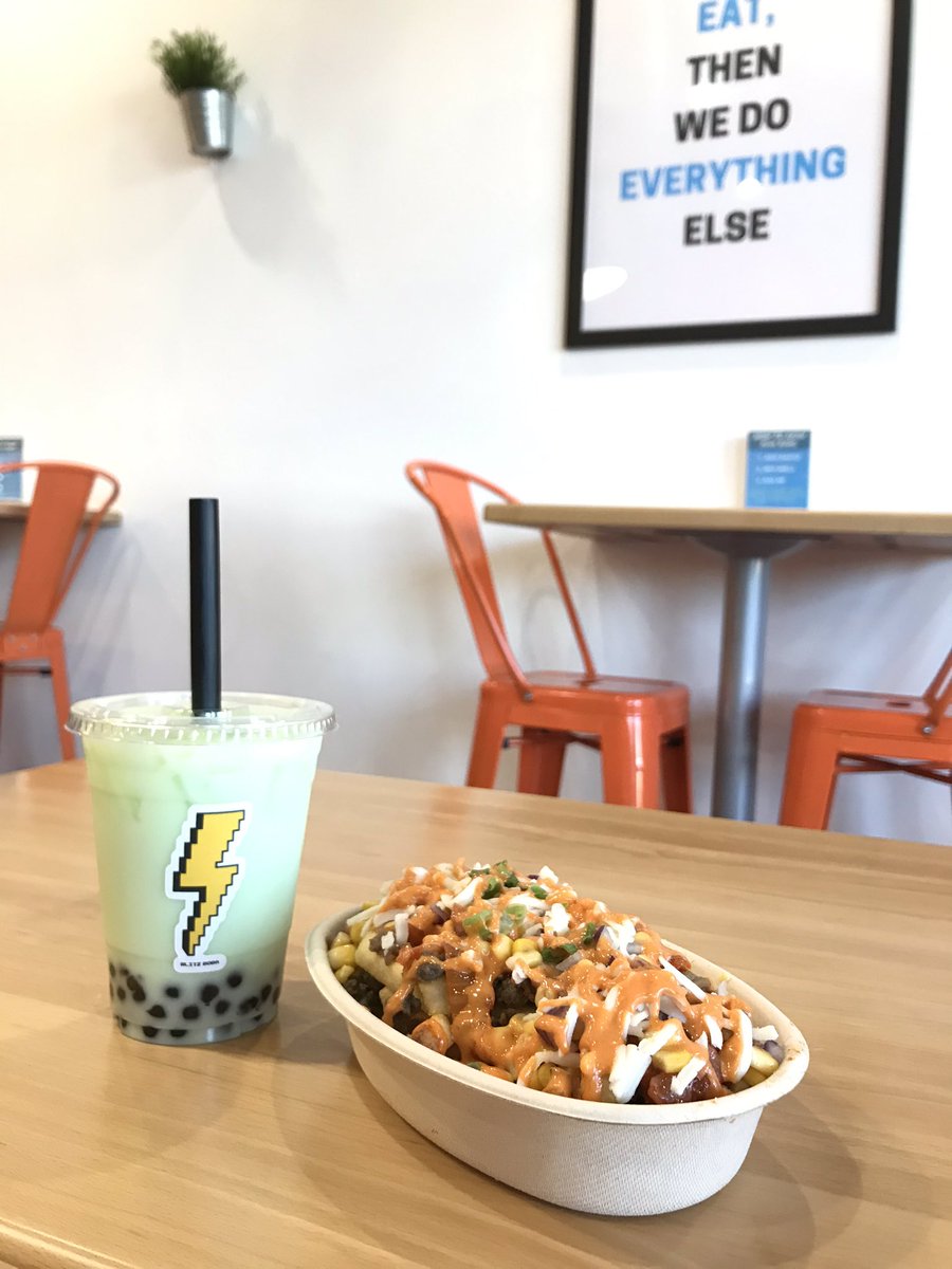 blitzboba's tweet photo. Your perfect snack consists of #honeydew milk tea and #bulgogi kimchi fries 🤤
⚡️Blitz is now available at Bibim Kitchen 🥙 https://t.co/7ugllyxACd