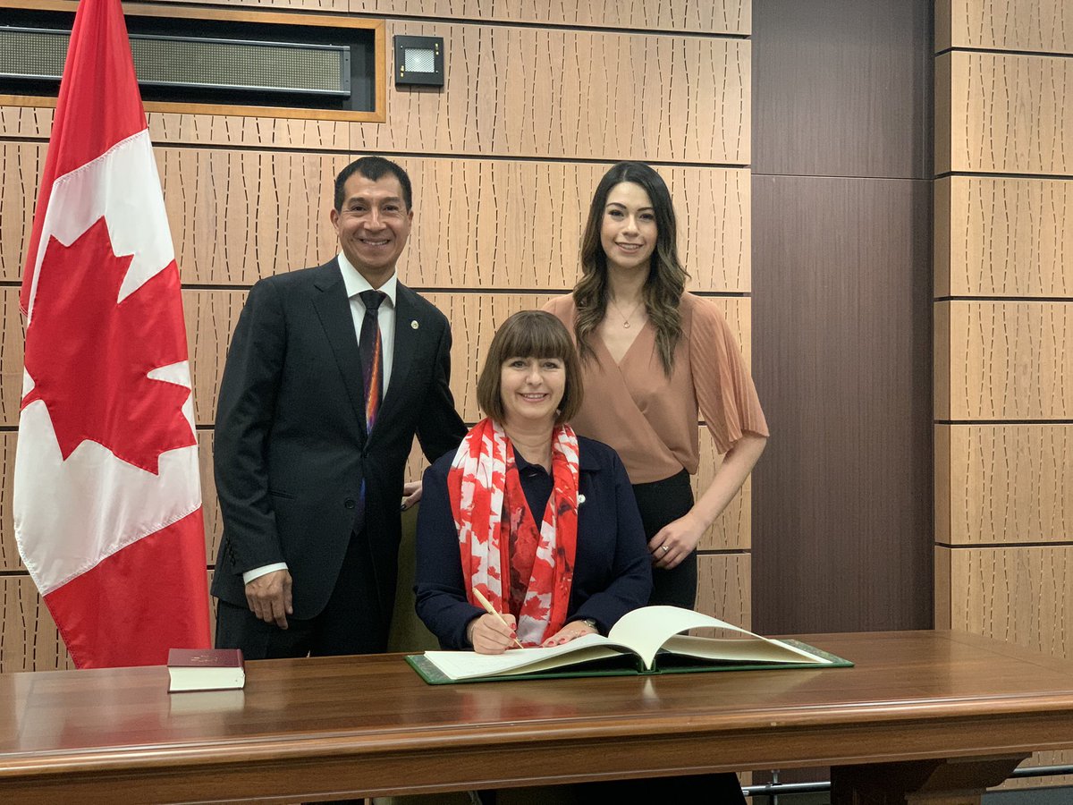mflalonde's tweet photo. Très honorée de prêter serment aujourd’hui à titre de députée fédérale entourée de ma famille. Honoured to take my oath as a Member of Parliament today surrounding by my family. https://t.co/P4IIHqbhMn