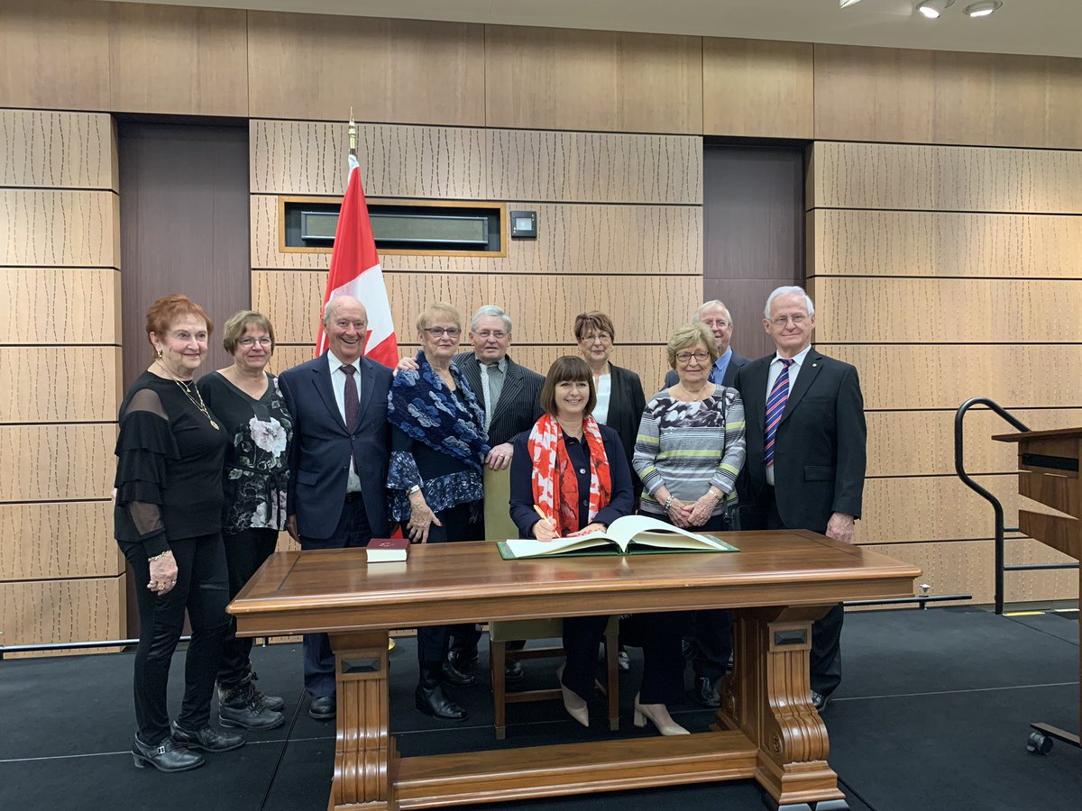 mflalonde's tweet photo. Très honorée de prêter serment aujourd’hui à titre de députée fédérale entourée de ma famille. Honoured to take my oath as a Member of Parliament today surrounding by my family. https://t.co/P4IIHqbhMn