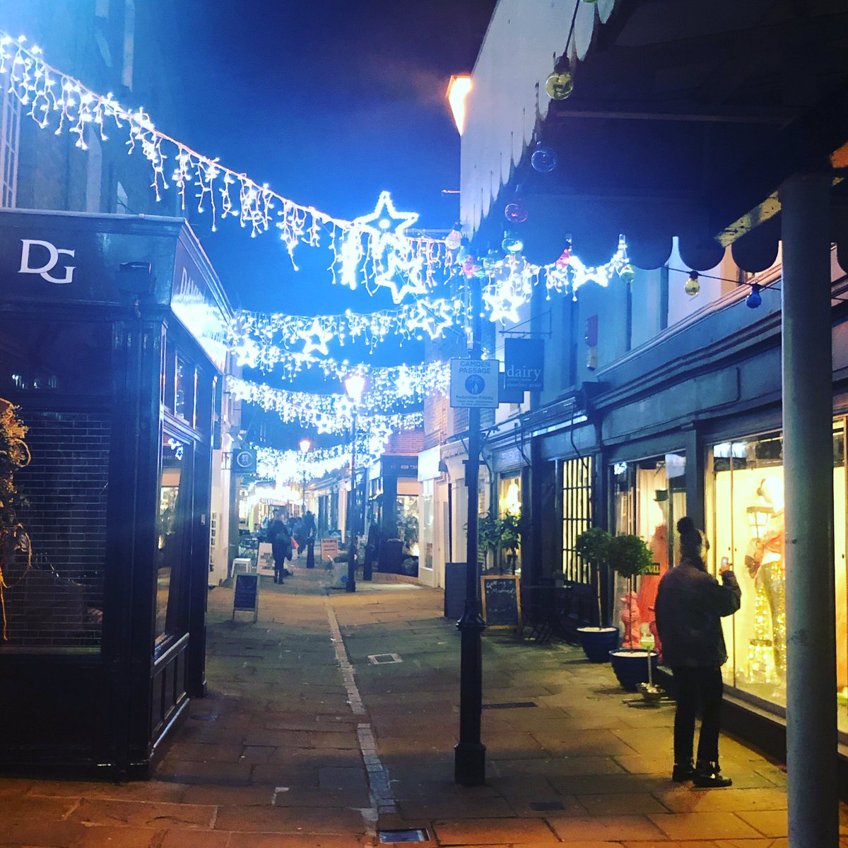 CallyPB40's tweet photo. #walkinghome #winter #lights #anotherdaytickedoff #newmusic #gravity #oldmusic #ordinaryworld https://t.co/y3ldV9TLIP