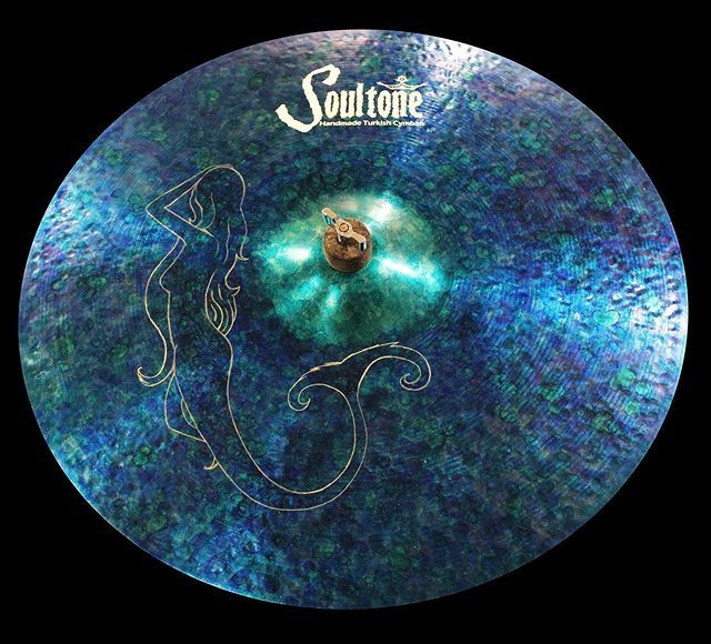 SoultoneCymbals's tweet photo. #mermaid artwork on 21" Custom Brilliant Ride.
Made by @tamaralevyart
#soultoncymbals #artwork #customcymbals #handmade #turkishcymbals #cymbalporn #ocean #monadyblues #blue #green #underthesea https://t.co/tSUQeEAvSz https://t.co/KZUukLUQQu