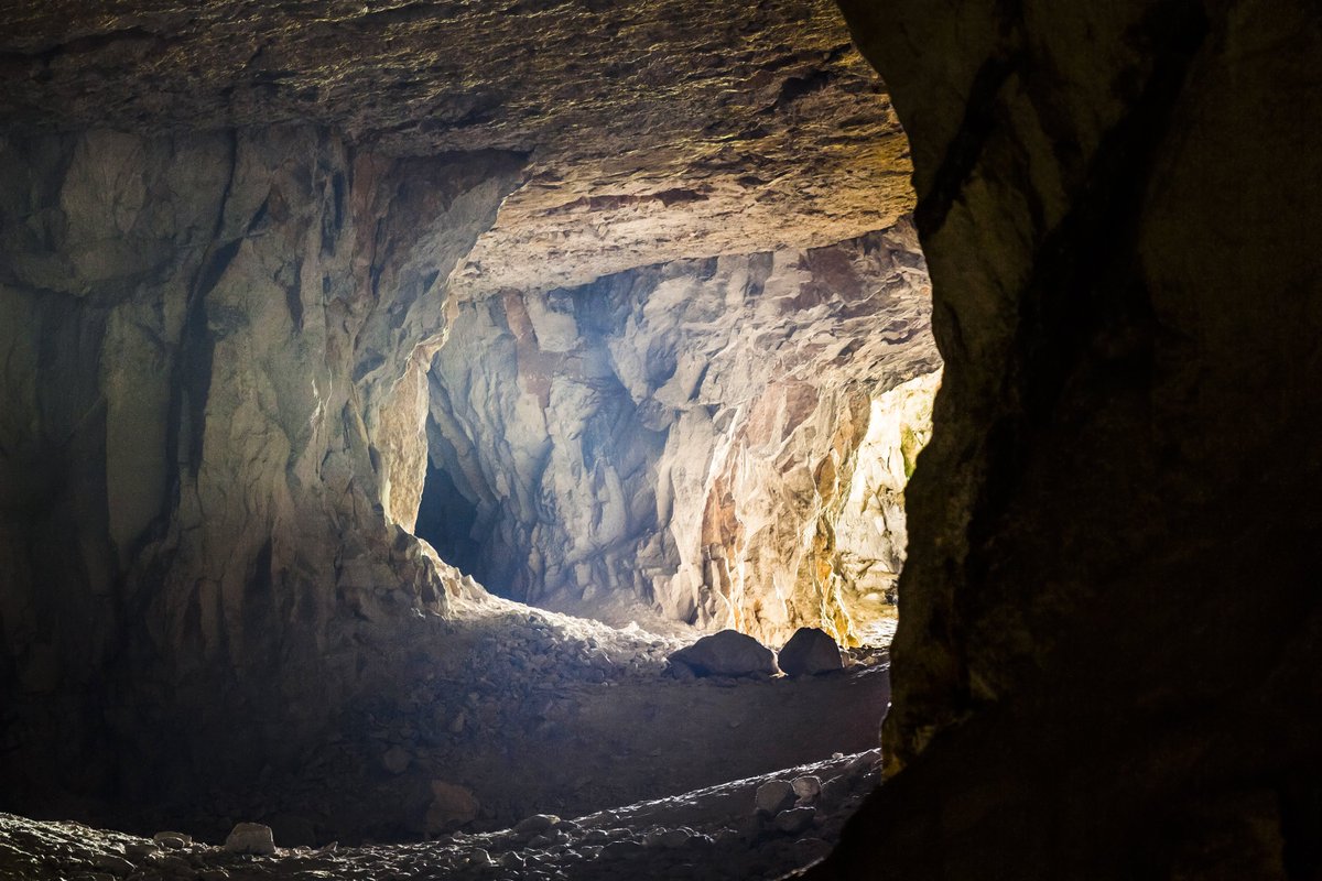 LinwoodMining's tweet photo. According to @RiverAction, the rocks exposed in the Davenport area are part of the Pinicon Ridge Formation, a layer of limestone that is extensive in Eastern IA. This layer was deposited during the Devonian Period of geologic time, between ~380 and 370 million years ago. https://t.co/Pxa8DFTXNS