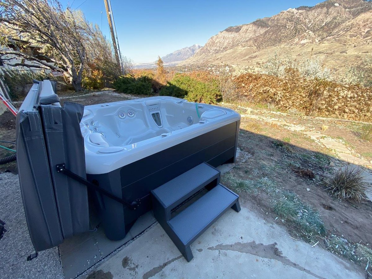 SpringUtah's tweet image. Thank you to Ray P. of Ogden. We hope that you&apos;re enjoying your new Hot Spring Envoy even more than your beautiful mountain view.

@HotSpringSpas  #HotTub #Envoy #HighlifeCollection #CaptainsSeat #FreshWater #RoomyLounger