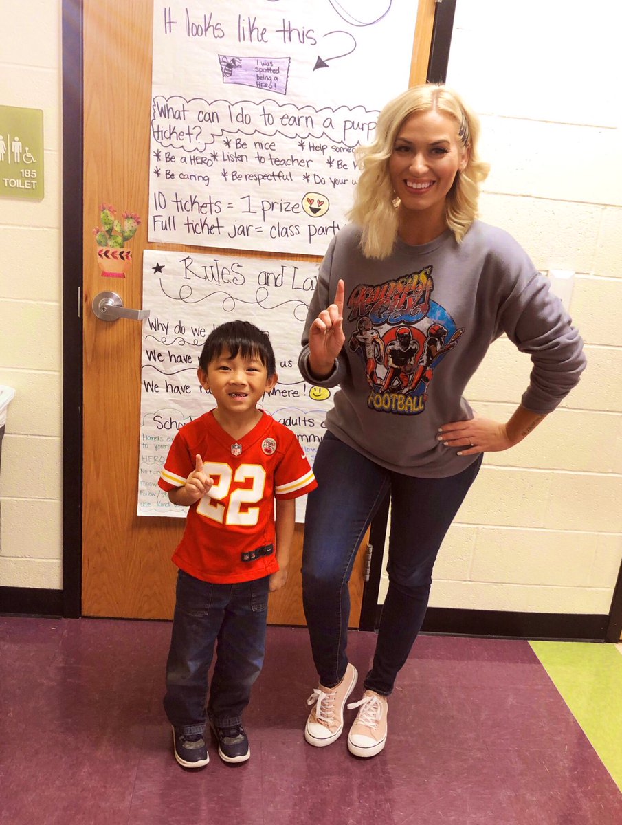 AdriannaPence's tweet photo. Game Day! Let’s Go! 💛🏈❤️Chiefs #ChiefsKingdom #teachertwitter #teacherlife #Kindergarten #KCKPSontrack #KCKPSstudentsfirst #MondayVibes https://t.co/mmhXh05Rwb