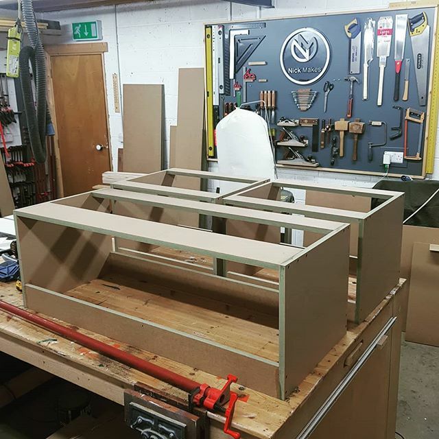 Productive evening 😁😁 carcasses assembled for a window seat, birch ply drawer tomorrow night, followed by a sizzle load of painting after that 😂😂👍
.
.
#diy #dewalt #madeinireland #irish #Woodworking #woodworker #woodwork #DIY #DoItYourself #woods… ift.tt/2OBW4VJ