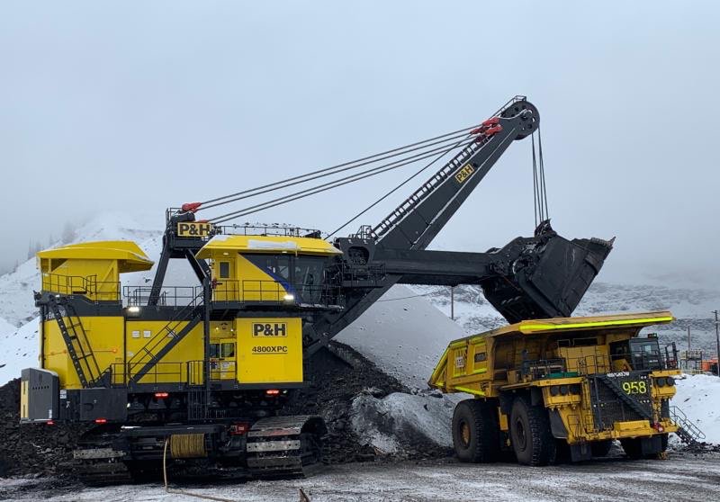 im_mining's tweet photo. Finally a look at the first working @KomatsuMining P&H #4800XPC electric #ropeshovel! With a 122.5 t nominal #payload, it’s the world’s largest, here loading a #980E truck at launch customer @TeckResources #fordingriver #coking #coalmine in #BritishColumbia #futureofmining https://t.co/4Kip7A3tzc