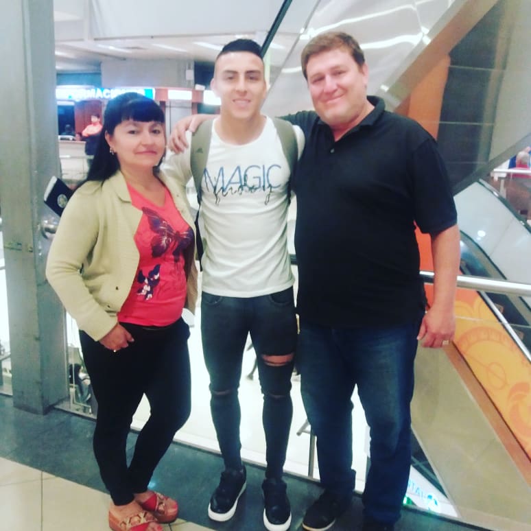 Daniela26399421's tweet photo. Bendiciones hijo Braian. 
Gracias por darnos tantas alegrías. 
Muy orgullosos  de ti y a seguir cosechando éxitos.  
A continuar asi luchando por Tus Sueños con mucha humildad; entrega y Sacrificio. @ Aeropuerto Silvio Pettirosi https://t.co/r5jSrtUh8U