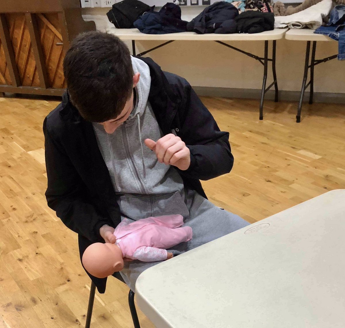 Rcitybelfast's tweet photo. ⭐️🤩 Another super night of learning @ RCITY juniors medical project I’m partnership @BMA_NI @Trinity_Belfast @TheBMA 👀 R participants have been loving every session &amp; taking with the, life saving skills for the future 👏🏻 #BMA #Trinity #RCITY @eb_emmabrowne @brendancbrowne https://t.co/SqPWJ36lV6