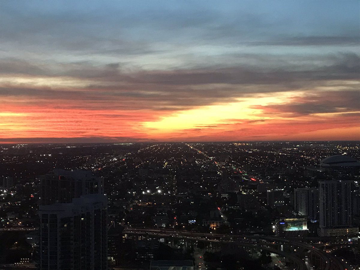 BebaSardinaMann's tweet photo. Red sky in the morning, sailors warning. Red skies at night, sailors delight. #MiamiRocks @CityofMiami https://t.co/WHdAMwDVP1