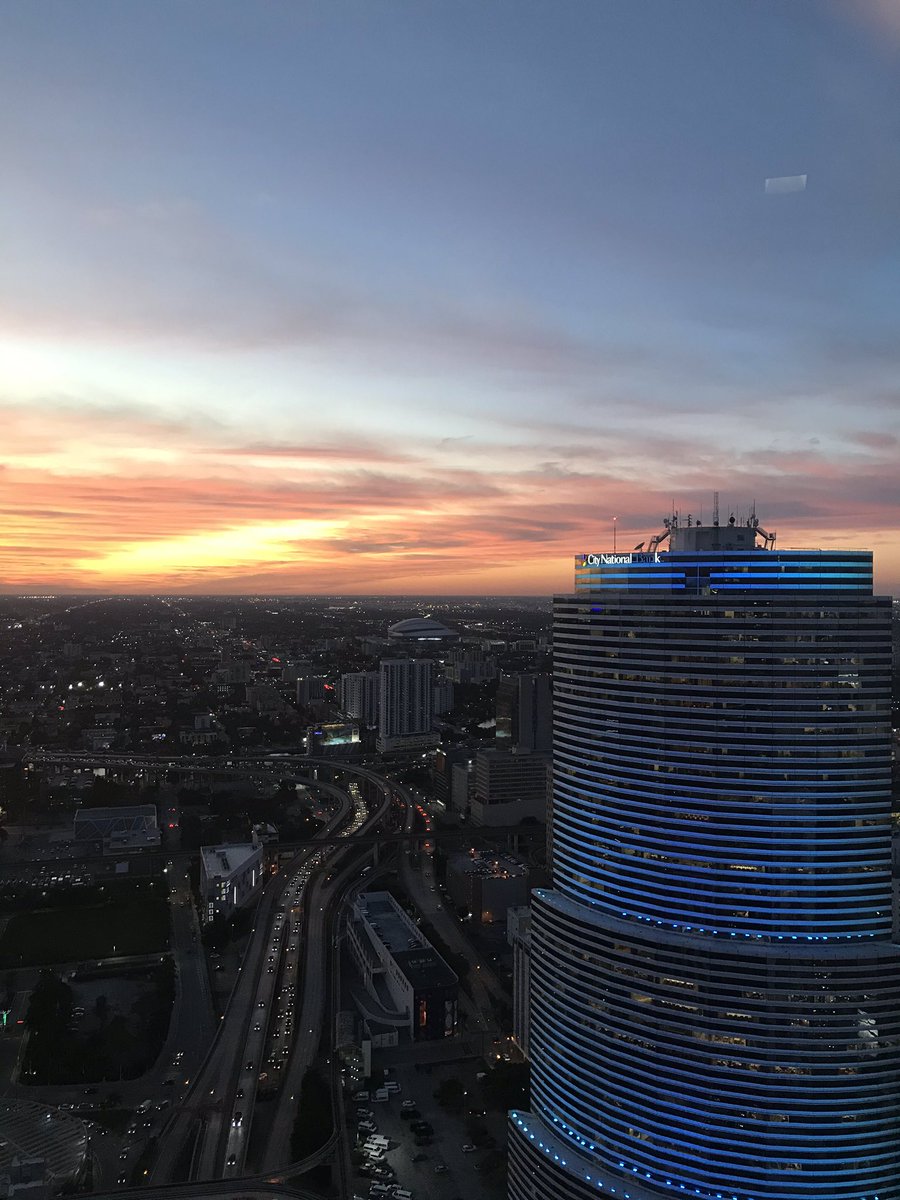 BebaSardinaMann's tweet photo. Red sky in the morning, sailors warning. Red skies at night, sailors delight. #MiamiRocks @CityofMiami https://t.co/WHdAMwDVP1