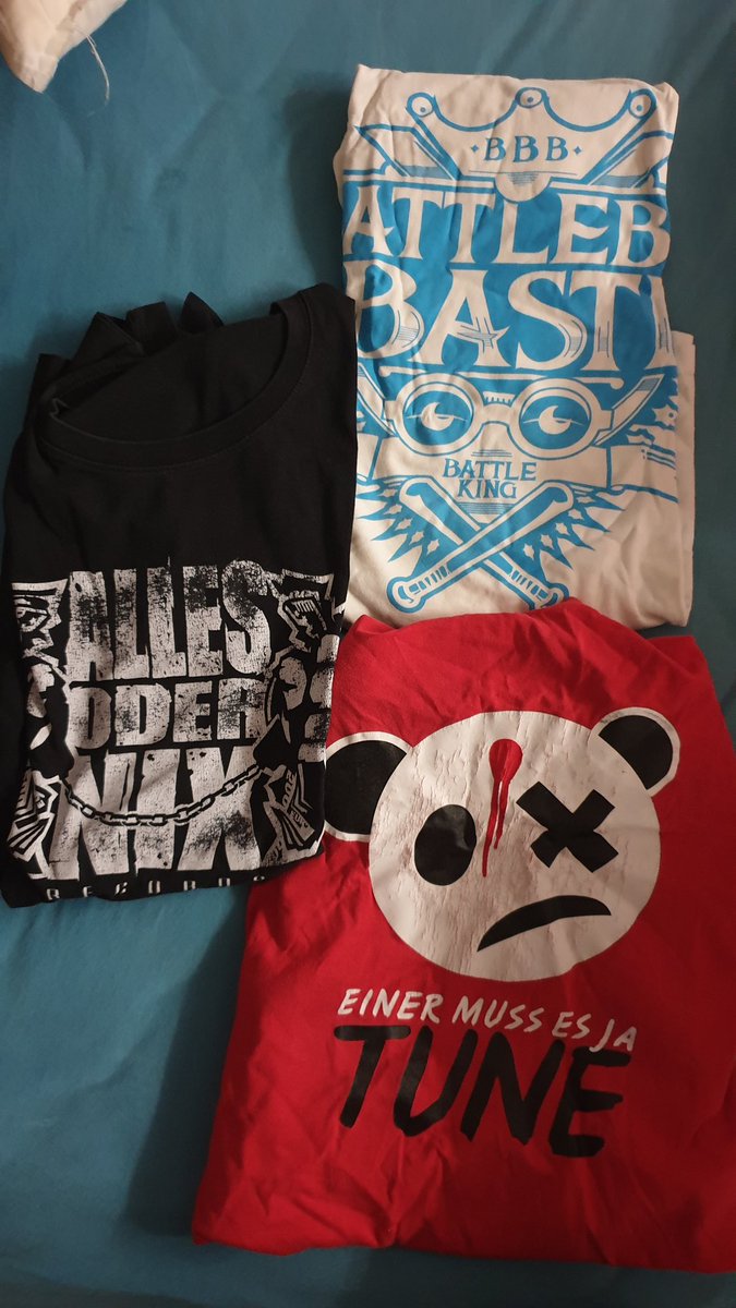 Eibegruss's tweet photo. Alte Tshirts aussortiert (#hackhilft) und diese alten Dinger gefunden. Ey früher war ich so cool ihr glaubt mir das nie...🌚 https://t.co/2m20WHRIWk