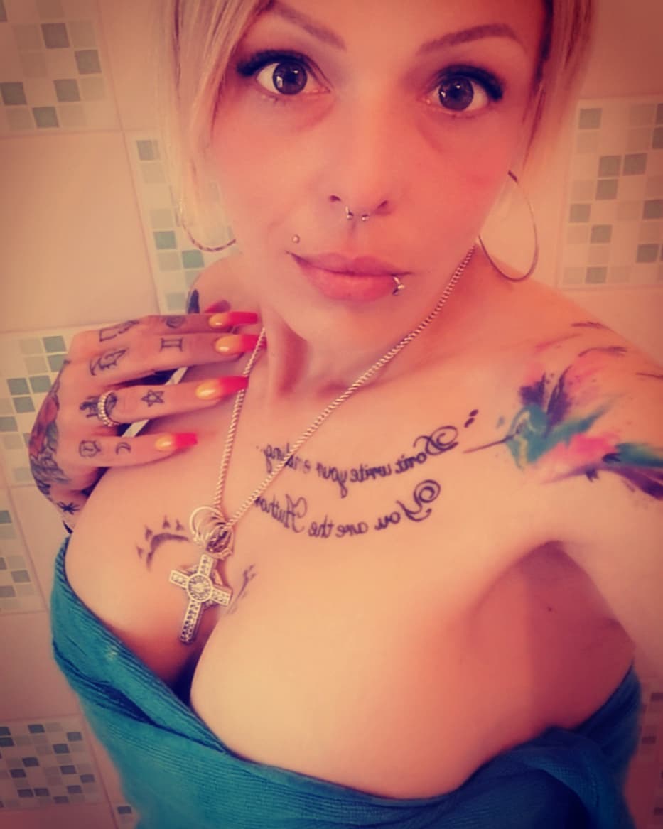 Qdeck8's tweet photo. A slutty yet sexy Instagram chavette.
#British #chavGirl #sexy #chavette #hotchav #realUkgirl https://t.co/yaBvIkvVPy