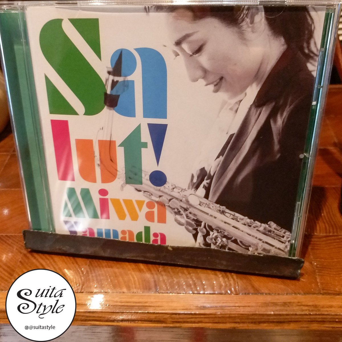 suitastyle's tweet photo. ZUTTO café and gallery has a showcase of all kinds of local Japanese artist from sculptors to beautiful saxophone. You will find Miwa’s album on display this week.
#suitastyle #suita #osaka #travel #japan #wanderlust #japanese #吹田 #大阪 #handmade #artisan #cafe #handmade https://t.co/zCLzu78X7m
