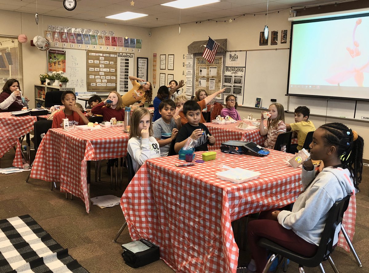 MrsWalker_RRISD's tweet photo. Our poetry cafe is always my favorite time of year! I love listening to original poems from these young writers! Eating on fancy table clothes is always a nice perk too 😄🍽  #eatinginstyle #poetry @HerringtonRRISD https://t.co/JXSC2403z4