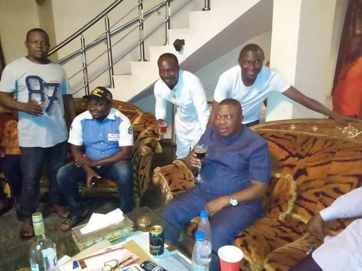 WayBriggs's tweet photo. NYCN President Amb. Sukubo Saraigbe Sukubo Celebrate with Hon. Werinipre Seibarugu the Former Acting Governor of Bayelsa State after a peaceful election 
Congratulations to the newly elected Governor
https://t.co/EE3MrKajVD
@APCNigeria @SundayDareSD @MBuhari #BayelsaDecides2019 https://t.co/BIn0Xw7M88