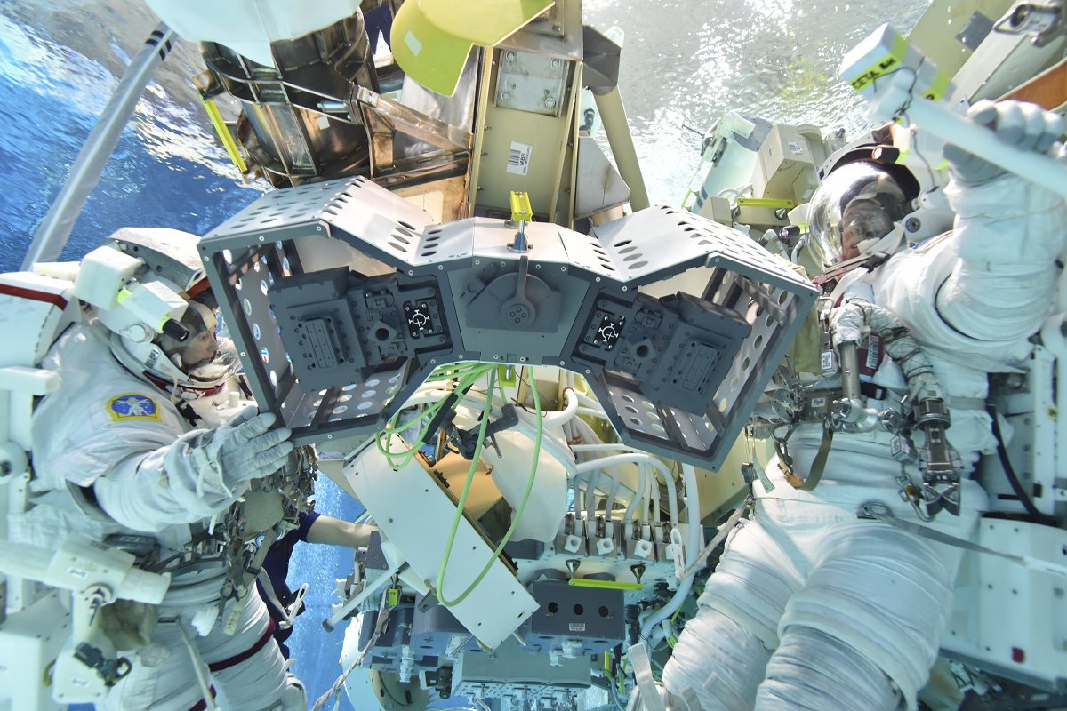 The Robotics Tool Stowage (RiTS) undergoes testing in the Neutral Buoyancy Lab at the Johnson Space Center.