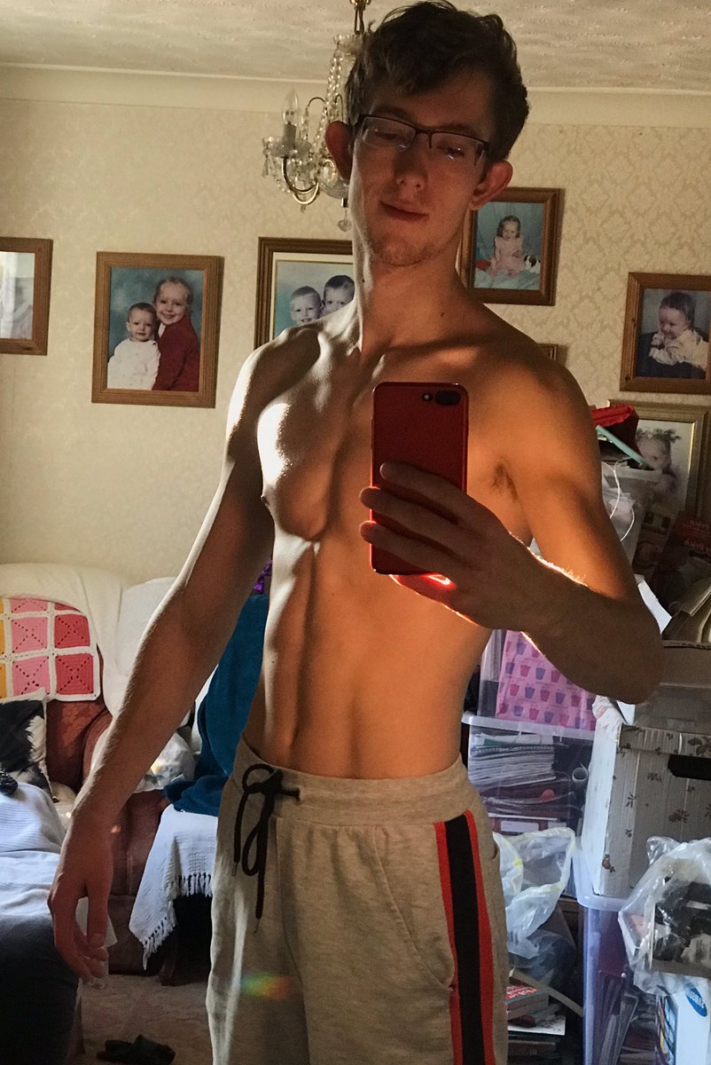 JammyT7's tweet photo. Feel like I’m making progress with back and gym (Doing daily back exercises to fix my shoulder blades and spine ) - Don’t do what I did and have terrible posture for years it’s so hard to fix 😅 #fitness #gym https://t.co/QYJK7aZPPm