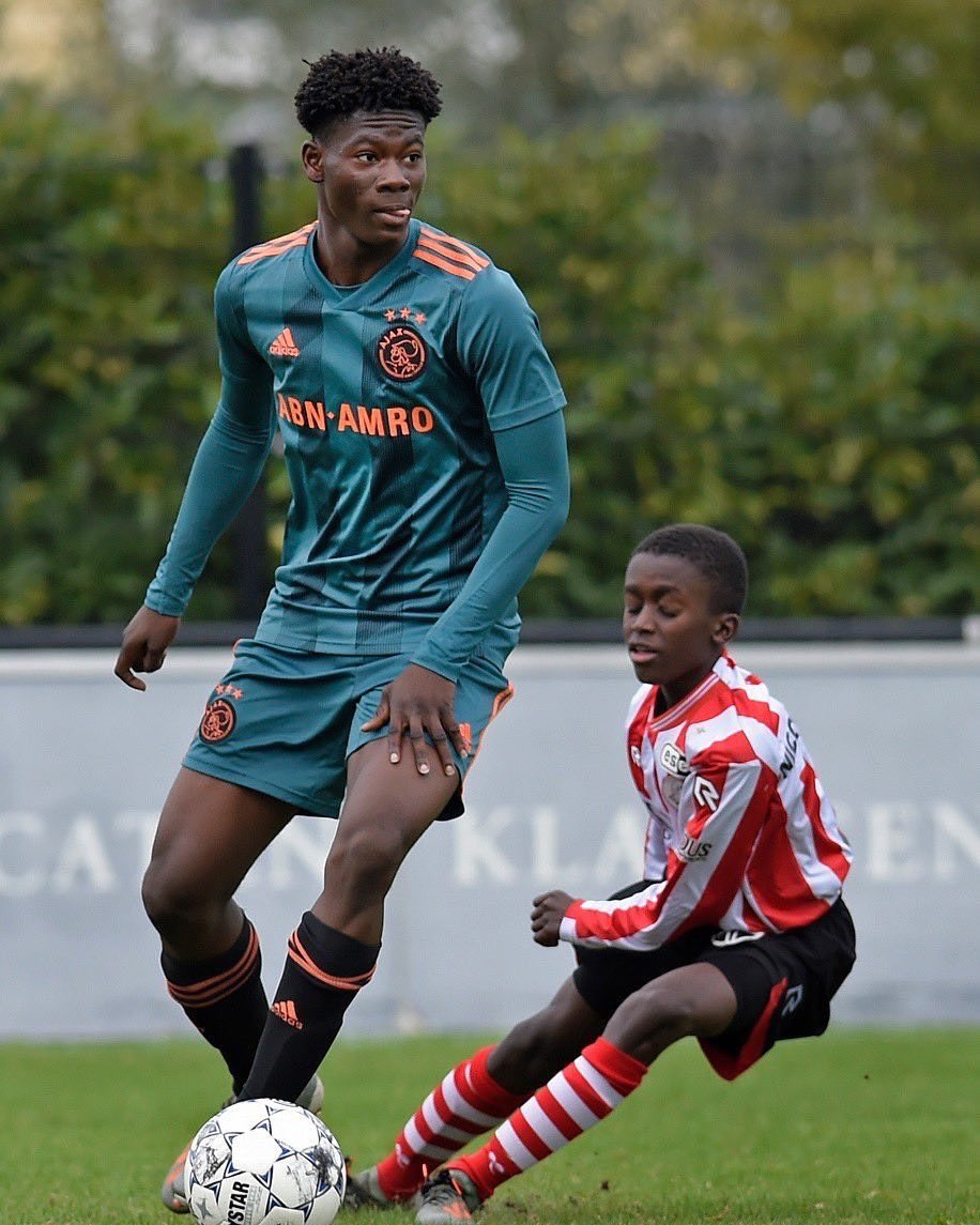 Ajax U15s against Sparta Rotterdam U15s. That big lad there is David Easmon. 

He's 14 years old. 😱