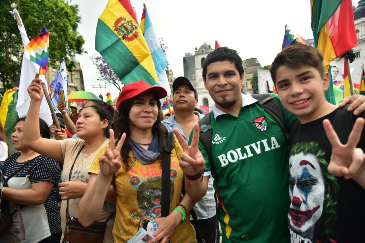 EncuentroMerlo's tweet photo. Hoy, nos movilizamos hasta Plaza de Mayo para repudiar el golpe de estado en Bolivia, para exigirle a Macri que desconozca la dictadura autoproclamada de J. Áñez, y para respaldar a Evo Morales.
#NoAlGolpeDeEstadoEnBolivia
#ArgentinaConEvo https://t.co/T4trGFmgC4