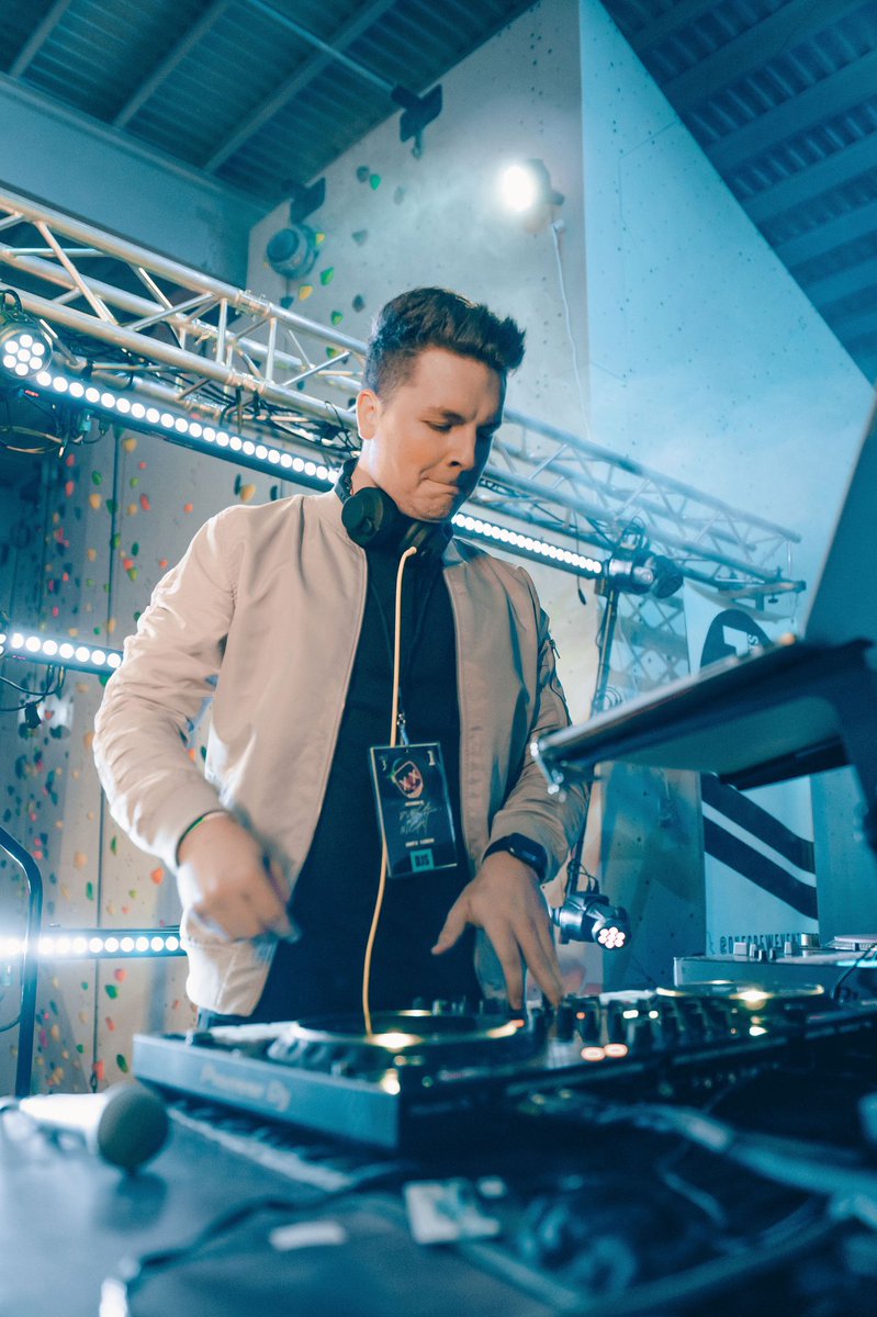 bugziemusic's tweet photo. This night was CRAZY. I'm making it a point to DJ more in 2020. 😌 https://t.co/vac43f1pUm