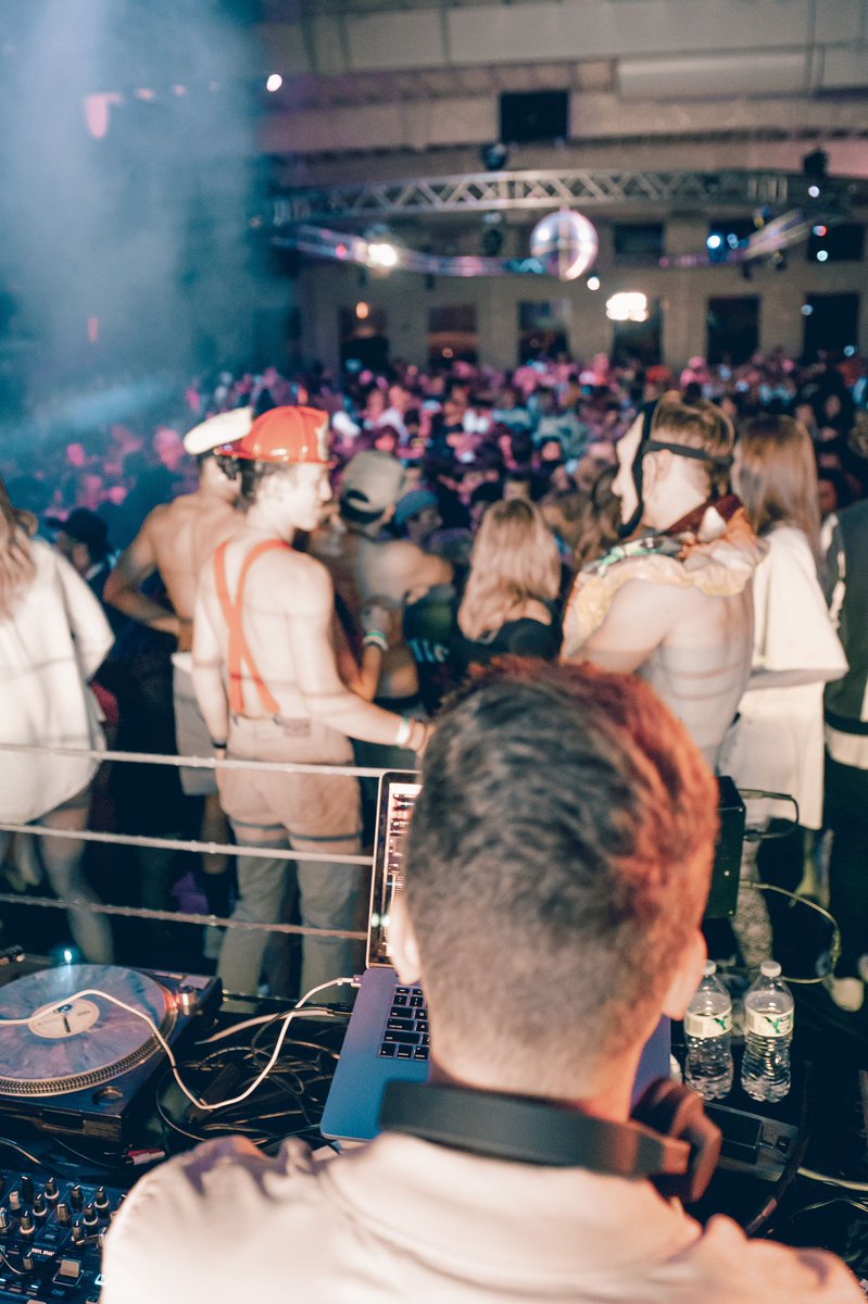 bugziemusic's tweet photo. This night was CRAZY. I'm making it a point to DJ more in 2020. 😌 https://t.co/vac43f1pUm