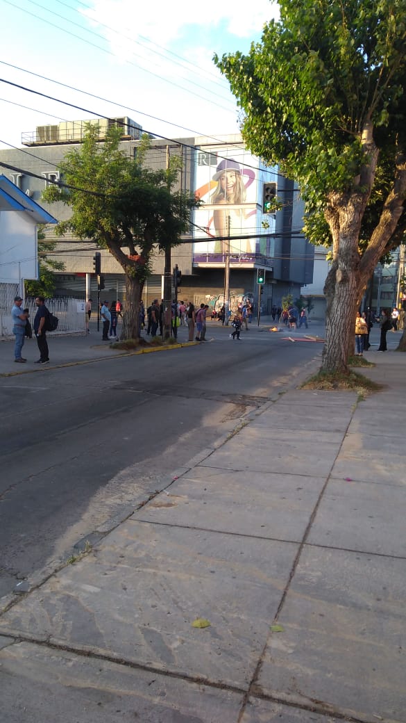 javiera_marina's tweet photo. Ahora quilpue costado ripley @Alerta_V_Costa @AlertaNoticiasV https://t.co/zfQQ97Fffl