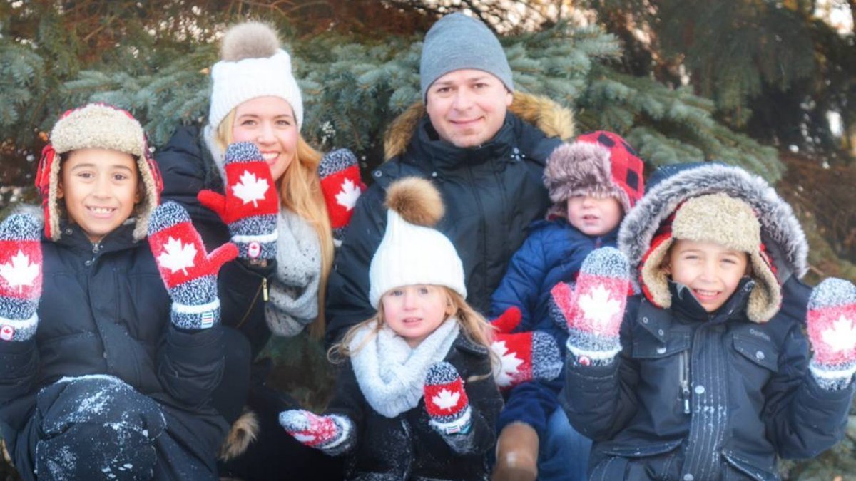 TeamCanada's tweet photo. #TeamCanada fans, are you ready to show us your 🧤?

#RedMittensDay returns this week on November 21st 🙌 https://t.co/HTtv9BTQZc