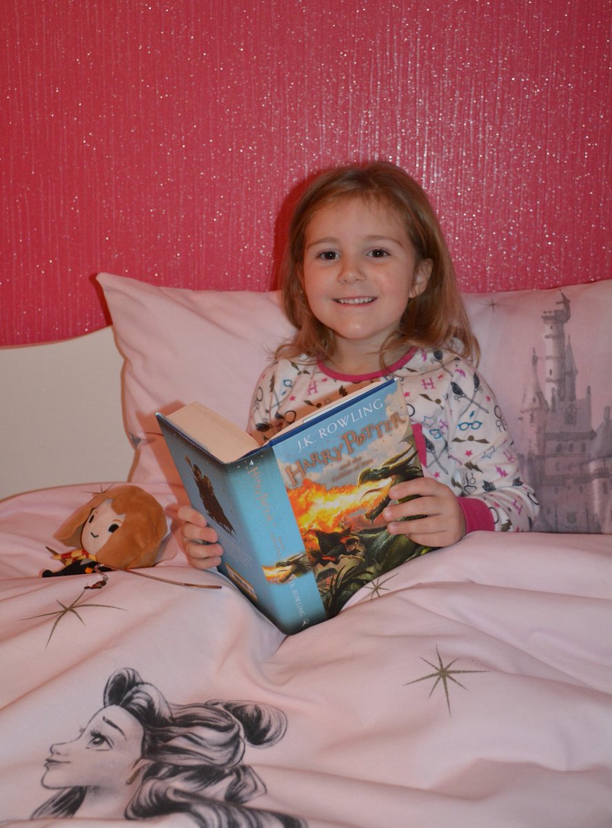 Jaclyn_McCready's tweet photo. Kaitlyn snuggling up to yet another chapter of Harry Potter... one even spotted a few of her new common words! @StMarysPS14 #SMPSBookWorms https://t.co/O36LxEVamu