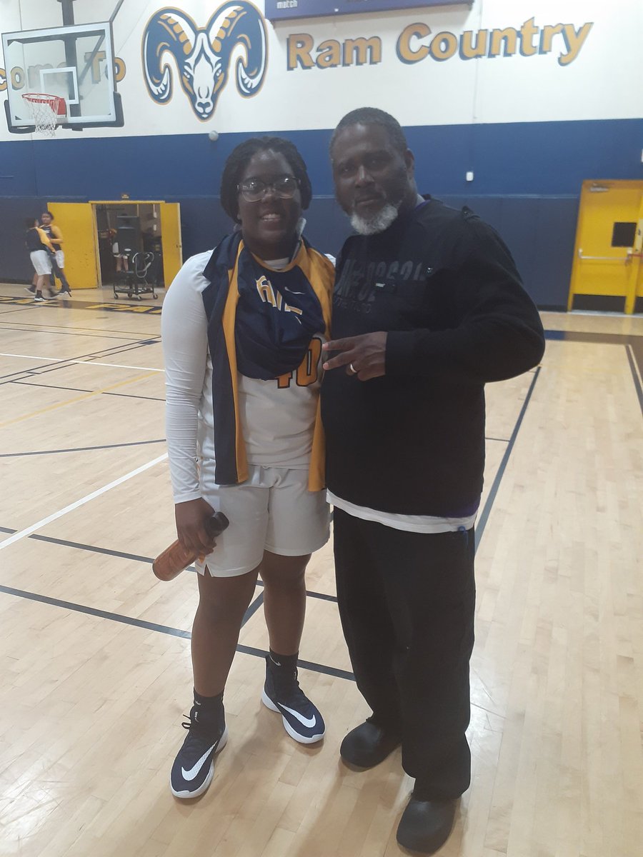 ShandaRoberts76's tweet photo. Coral Park Wins their 1st game of the season against Varela!! 24-29!!! YAAAAAAASSSS!!!! #40 #mybaby #ballerprincess #shegetitfromME https://t.co/QiYZcX7TL2