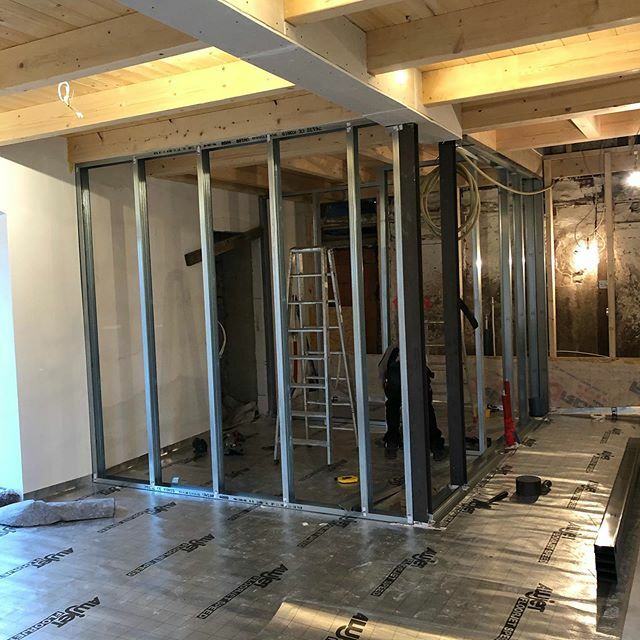 block_holzbau's tweet photo. Ne richtige Schlechtwetter Baustelle  immer wenn’s nass wird gehts in die Scheune aber jetzt muss ma langsam fertig  #blockholzbau #trockenbau https://t.co/Xq8YNIoOsW https://t.co/jUP3o6Gl0m