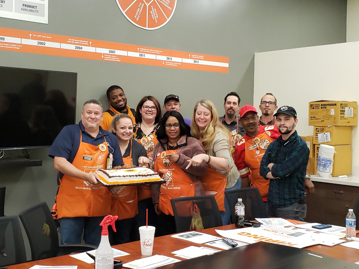 DonnaNaylor11's tweet photo. Spending some time during staff to say some final goodbyes to our ASM Hector. He has been a great ASM, and it was a pleasure to work with him. YOUR 3006 family will miss you. #EXTREME3006 https://t.co/ndkcjQFRIk