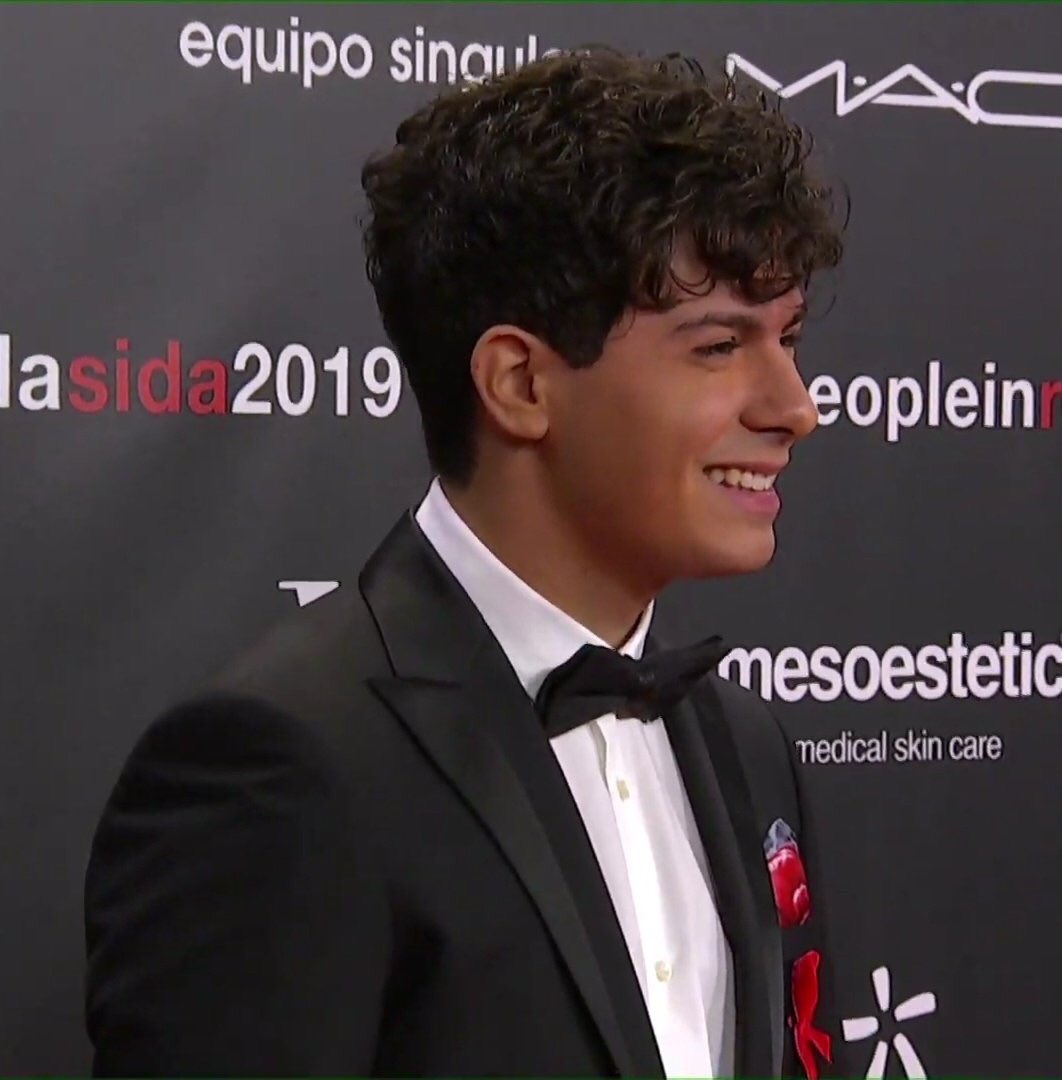 MoneditaCobre's tweet photo. Por cierto, había dicho alguna vez q me declaro fan, pero fan fan, de los rizos??? Pues lo digo por si no lo había hecho antes... 😍😍😍😍 #TeamRizos #AlfredxRed https://t.co/ClnAbLPNPS