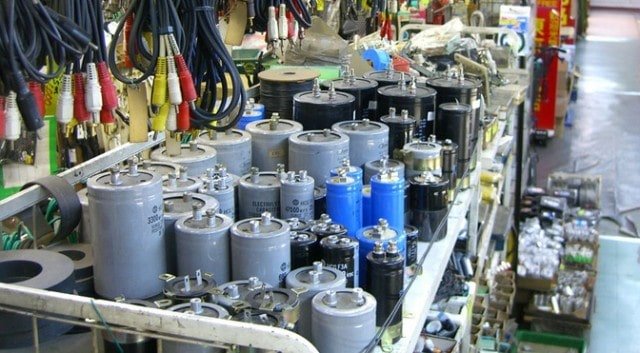 Meee_Services's tweet photo. What are Supercapacitors and their pros and cons?
Regarding its #structure , a supercapacitor is identical to a normal #capacitor except that its #plates have a larger area and the distance between their plates is shorter. #battery #electronics  https://t.co/BGBYSmUGE4 https://t.co/cHCPdiugUb