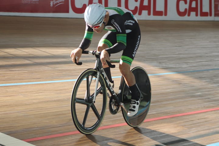IndeportesAnt's tweet photo. ¡SEXTO EN LA PISTA DE CALI!

El ciclista Wéimar Roldán conquistó la presea DORADA🥇 en la prueba del Ómnium masculino en el Ciclismo de Pista de los Juegos Nacionales.

#AntioquiaTeLlevoEnElAlma 💚 https://t.co/d02r0gyVcT