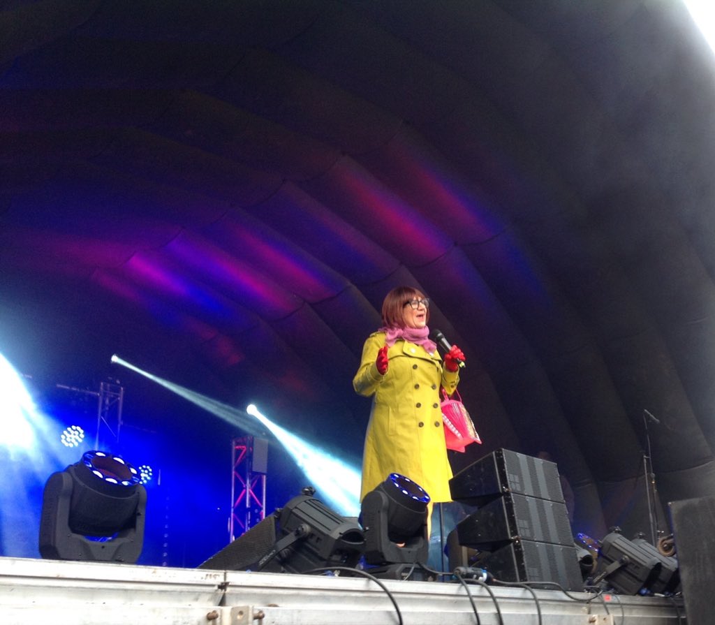 ...and that’s a wrap🎬🎄❄️✨ Another year, and another awesome lights switch on with a BRILLIANT team and THE most friendly acts and artists 🙌👏 <a href="/MaxGeorge/">Max George</a> <a href="/officialeast17/">East 17</a> @barbaranice. #christmaslightsswitchon #carlisle #Christmas #stagemanager