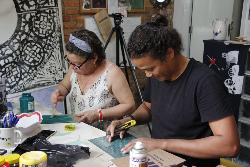 malhafinacarton's tweet photo. "Uma oficina e cinco perguntas a Pavel Herrera" por: Idalia Morejón Arnaiz
"No passado domingo 27 de outubro, na Casa de Artes Cubano-Brasileira, a Malha Fina Cartonera realizou uma oficina de confecção de capas cartoneras para… https://t.co/vhLuqWz2px https://t.co/SNNhk7Uo8O