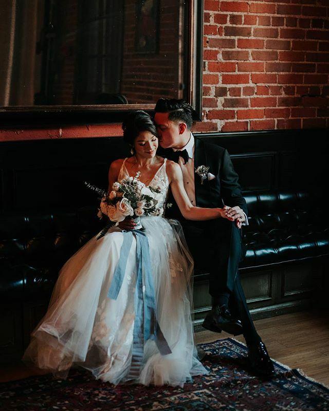 carondelethouse's tweet photo. Sunkissed || Planner @xoxowedding | Photography @thelittlealli | Florist @flowergoods_la | ​Ceremony &amp; Dinner Music @dallasanddoll | Hair &amp; Makeup @gracelinmakeup | ​Cake @larkcakeshop | Photo Booth @portythefotoboothbus | Stationery &amp; Paper Goods @simplystatedstationery | ​… https://t.co/PX5G6PyiiR