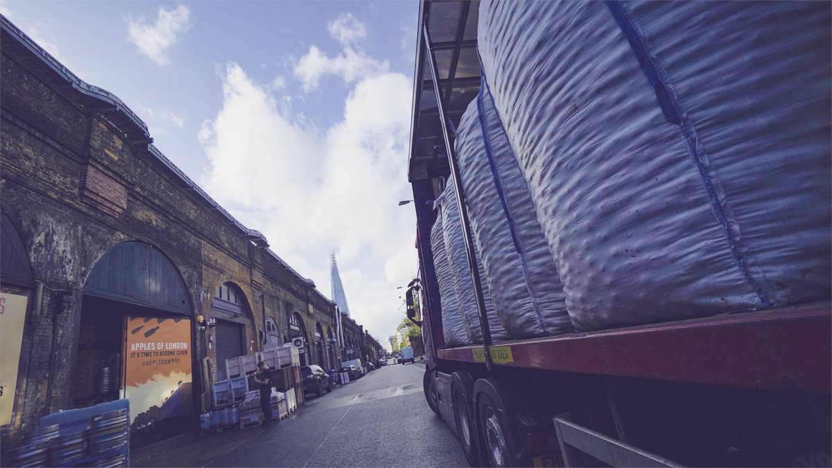 wearehawkesUSA's tweet photo. This is what 10 Tonnes of English apples being delivered into our London Cidery looks like.
.
To create our U.S Slam Funk, we blend English apples with American apples to create a cider that is a mash-up of the Old World and the New.
.
.
#SlamFunk #HawkesUSA #USCider #OhioCider https://t.co/Y5vJlIsmEZ
