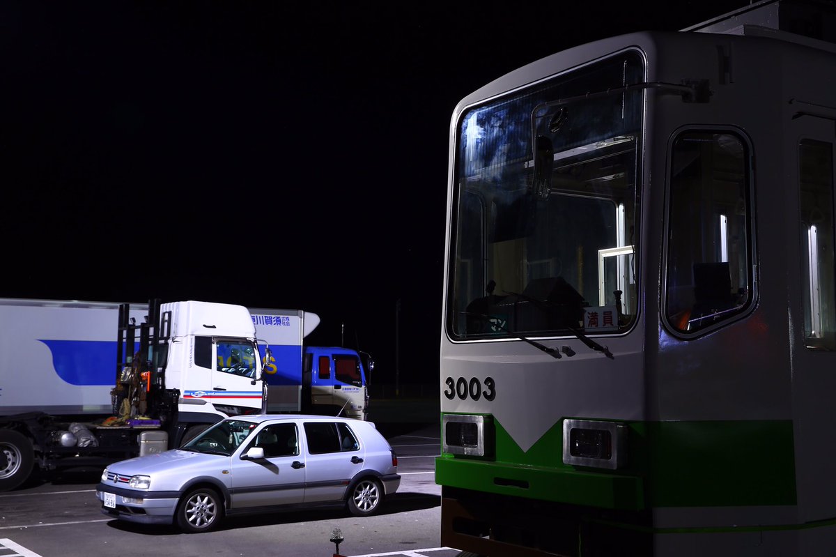 Golf_GTI's tweet photo. 函館の路面電車と並んだり https://t.co/SjHLz8D90y