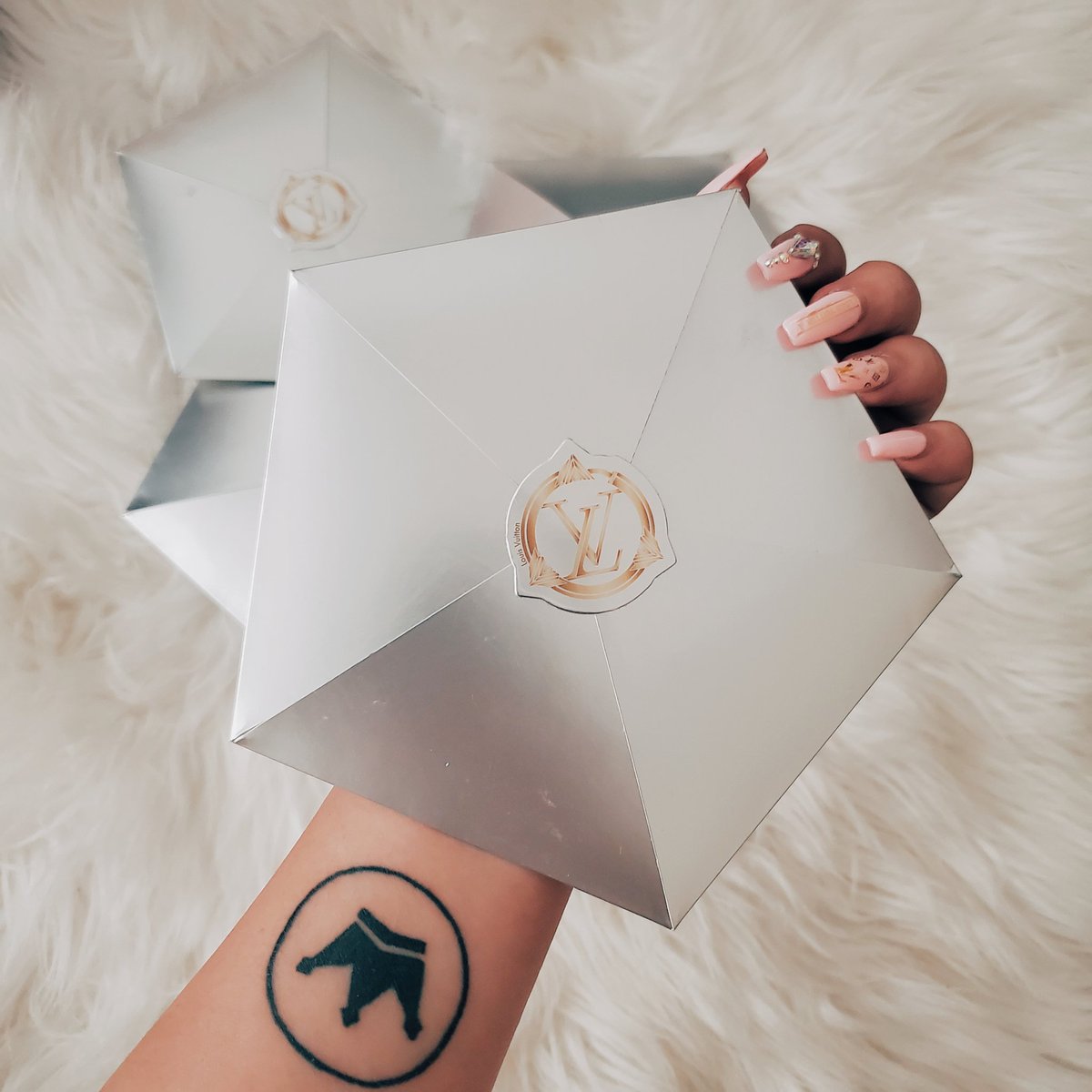 JustJydn's tweet photo. ✨💫 LOUIS VUITTON X LEAGUE OF LEGENDS GIVEAWAY 💫✨
- Shipping to 4 winners internationally
- RT + be following
- ends 11/27
Good Luck! 💛 https://t.co/C2GOlm4KCP
